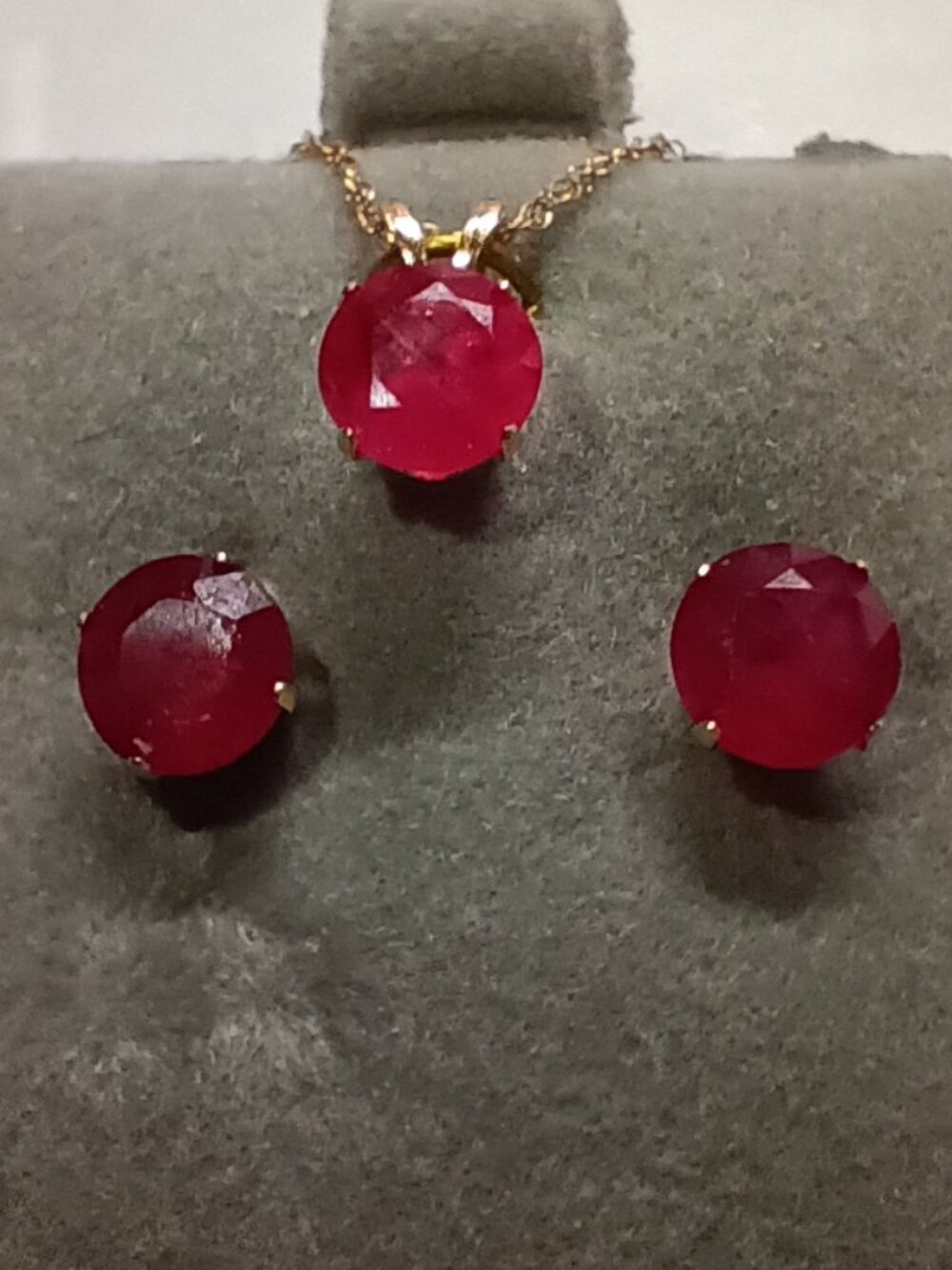 14Kt Yellow Gold 3-1/2ctw Genuine Ruby Earrings & Pendant Set with Chain